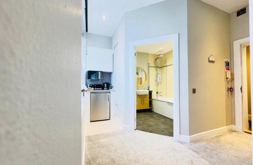 Gorgie Apartment | Top Floor Getaway with Cozy Canopy Bed