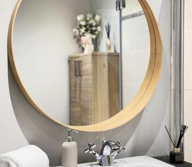 Gorgie Apartment | Top Floor Getaway with Cozy Canopy Bed