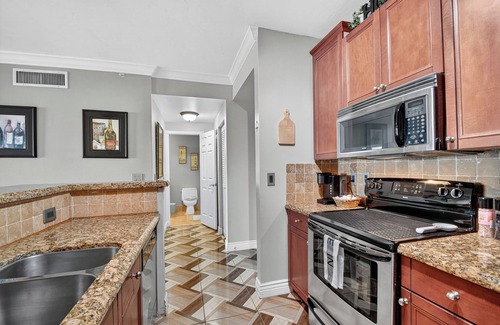 Downtown West Palm Beach Condo | Top Floor Living/Penthouse 1BR Condo in the Heart of Cityplace, WPB