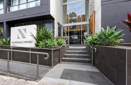Newstead Apartment | Top-floor Luxe Stay in the City Free parking, pool, gym, wifi