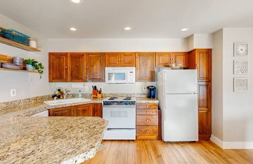 Chelan Condo | Top-Floor Newly Remodeled 2-bed Condo w/LAKE VIEW & ACCESS, Hot Tub & 5 Pools