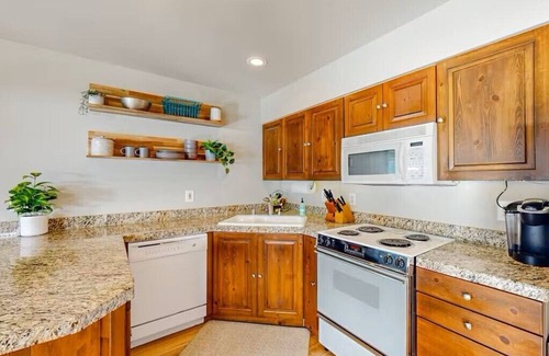 Chelan Condo | Top-Floor Newly Remodeled 2-bed Condo w/LAKE VIEW & ACCESS, Hot Tub & 5 Pools