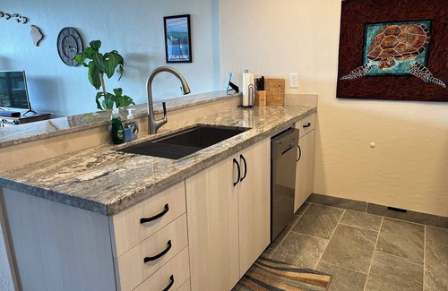 Historic Kailua Village Condo | Top floor, Ocean view! Very quiet 1 bed/2 bath.