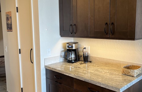 Historic Kailua Village Condo | Top floor, Ocean view! Very quiet 1 bed/2 bath.