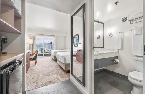 Ala Moana Apartment | Top Floor Studio with Balcony & Views 3528
