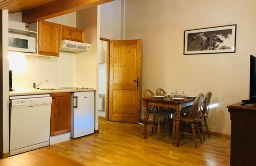 Samoens Apartment | Top floor studio with pools, sauna, gym, parking, and mountain views in Samoëns