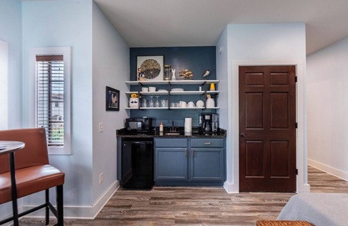Lake Oconee House | Top-floor studio with golf-view shared balcony & outdoor TV - near Lake Oconee