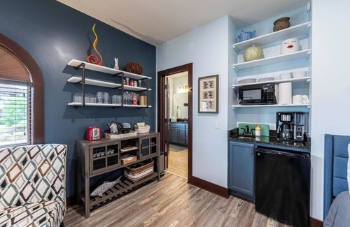 Lake Oconee House | Top-floor studio with golf-view shared balcony & outdoor TV - near Lake Oconee