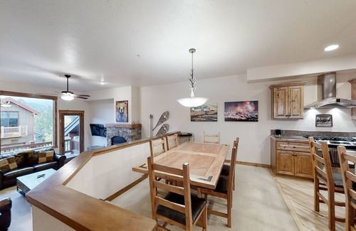 Bear Crossing House | Top-Floor Townhome at Bear Crossing w/Mountain Views, Garage & Hot Tub