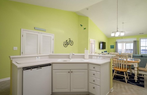 Sunset Island Condo | Top Floor w/water views, Free Linens & Towels! 2 POOLS, Beach Chairs/Beach Cart!