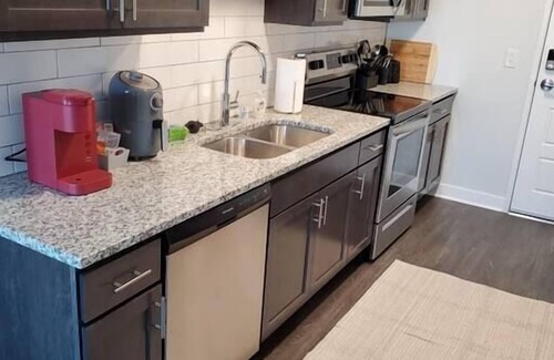 Downtown Indianapolis Apartment | Top Flr Large Studio Pool Gym Free Parking