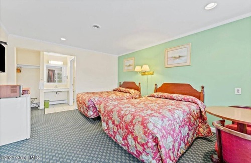 Saratoga Springs Hotel | Top Hill Motel