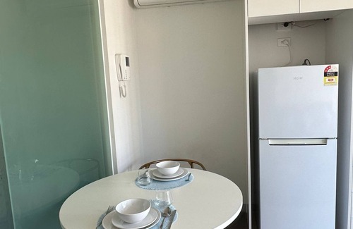 Carlton South Apartment | Top Level Apt. in Melb CBD w. Balcony City View; near Tram Stop & Train Stations