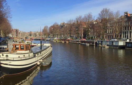 Nieuwmarkt en Lastage Bed & Breakfast | Top-notch apartment along canal in historic centre
