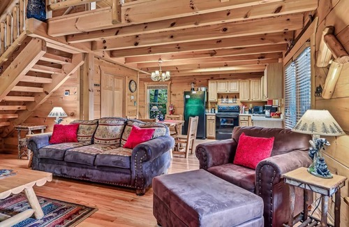 Gatlinburg - Pigeon Forge Cabin | Top Notch, Mountain Views, Fall Foliage, Location!