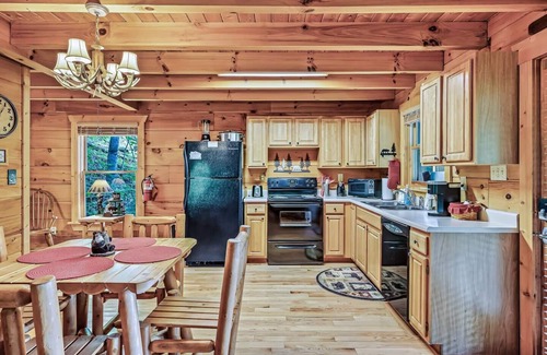 Gatlinburg - Pigeon Forge Cabin | Top Notch, Mountain Views, Fall Foliage, Location!