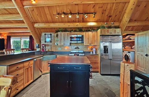Greenville Cabin | Top O' The World (Mountain Views)