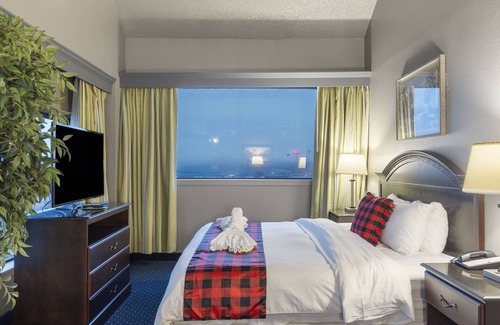 Branson Hotel | Top-of-the-Town King Suite at Thousand Hills Resort Hotel