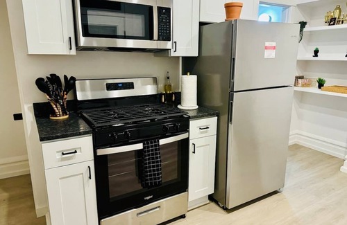 Victorian Village House | Top Rated - Free Parking - PRIME Location