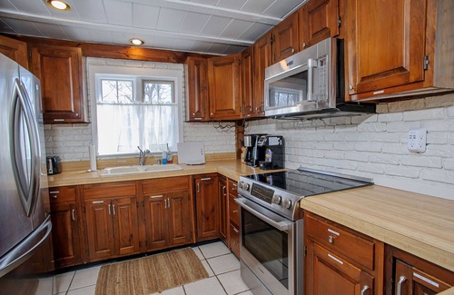 West Tisbury House | Top-Rated Vineyard Retreat: Hot Tub + Private Lambert’s Cove Beach Access!