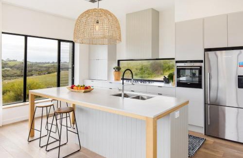 Duncan Villa | Topdeck at Snelling Beach
