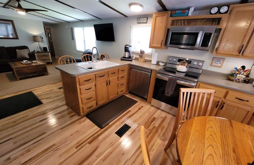 Skyland House | Topsy's Trailer, Private, FAST WiFi, Small Dog Ok, HOT TUB, Close to Hendo/AVL