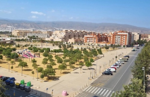 Roquetas de Mar Apartment | Torete es un Ático de Playa en el Centro de la Ciudad, Servicios a pie de Calle