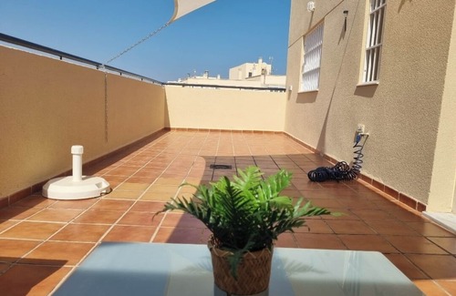 Roquetas de Mar Apartment | Torete es un Ático de Playa en el Centro de la Ciudad, Servicios a pie de Calle