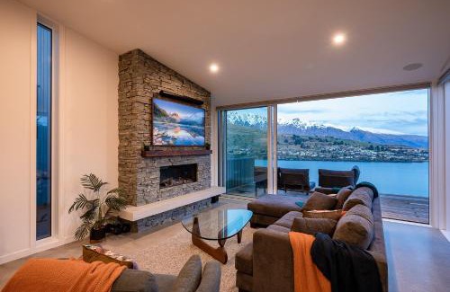 Queenstown Villa | Toroa Chalet- Hot Tub- Gas Fire- BBQ- Free Parking