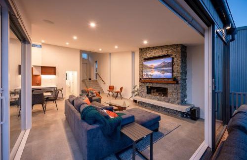 Queenstown Villa | Toroa Chalet- Hot Tub- Gas Fire- BBQ- Free Parking
