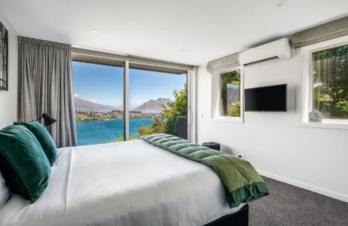 Queenstown Villa | Toroa Chalet- Hot Tub- Gas Fire- BBQ- Free Parking