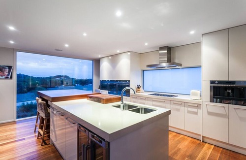Torquay House | Torquay Beach House | Pool | Walk to Whites Beach