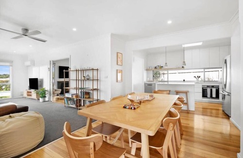 Torquay House | Torquay Springs with pool, 600m to beach