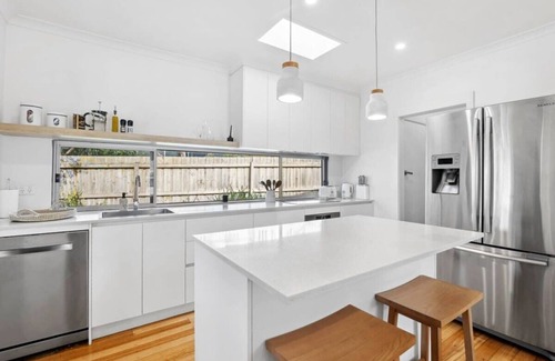 Torquay House | Torquay Springs with pool, 600m to beach