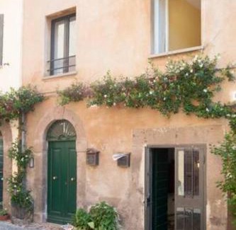 Tuscania House | Torretta 16 red room