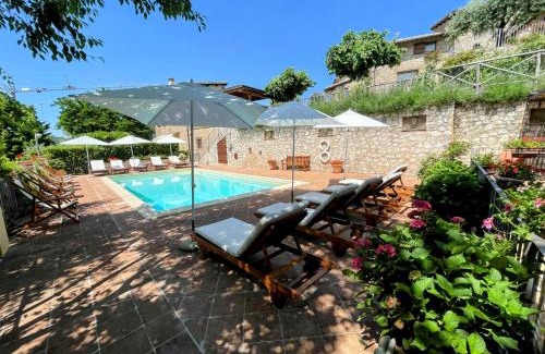 Strettura Cabin | Torretta sleeps 5 with pool and exclusive gardens plus private verandah
