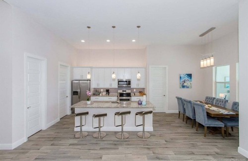 Trafalgar House | Tortuga -4 Bedroom Waterfront Home for Families