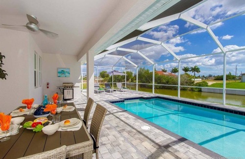 Trafalgar House | Tortuga -4 Bedroom Waterfront Home for Families