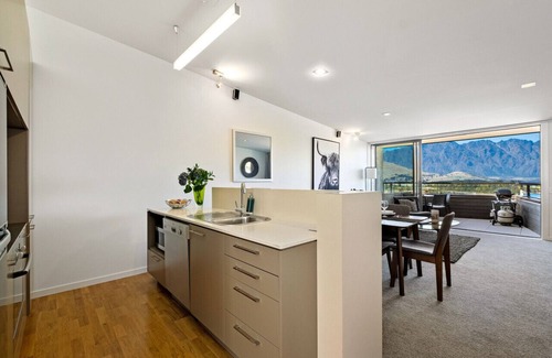 Queenstown Apartment | Toru Alpine Retreat | Central Queenstown | Garage Parking