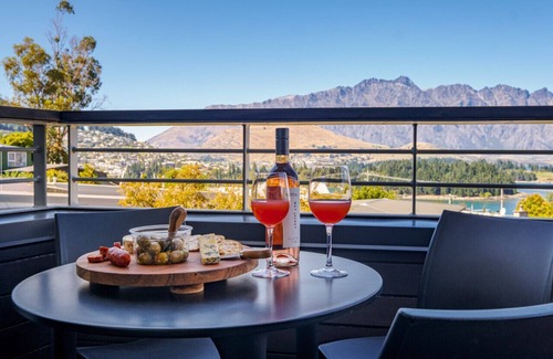 Queenstown Apartment | Toru Alpine Retreat | Central Queenstown | Garage Parking
