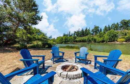 Coupeville House | Totally Beachin Getaway by AvantStay Waterfront