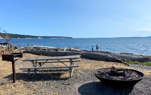 Coupeville House | Totally Beachin Getaway by AvantStay Waterfront