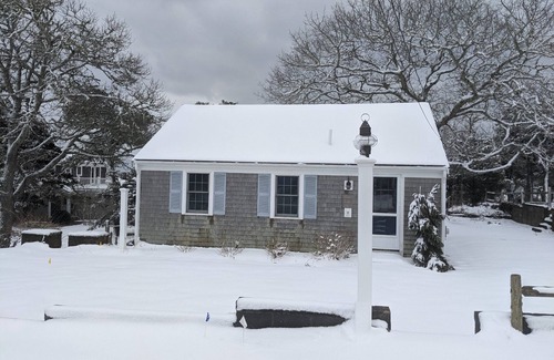 West Chatham House | Totally renovated cottage steps to Ridgevale beach via private path and bridge!