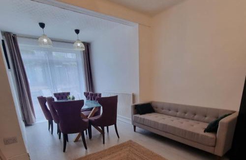 Bruce Grove House | Tottenham Large 4-Bed Terraced House Sleeps 10