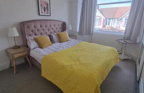 Bruce Grove House | Tottenham Large 4-Bed Terraced House Sleeps 10