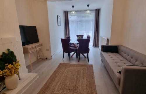 Bruce Grove House | Tottenham Large 4-Bed Terraced House Sleeps 10
