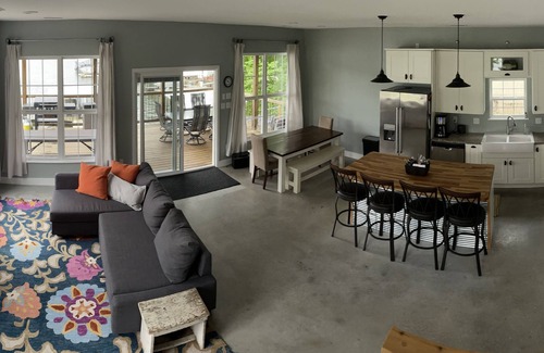 Barnett House | Totum Lake House - Family Getaway with Amazing Views