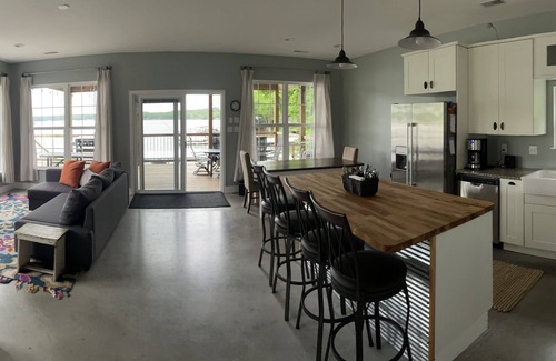 Barnett House | Totum Lake House - Family Getaway with Amazing Views