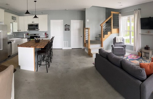Barnett House | Totum Lake House - Family Getaway with Amazing Views