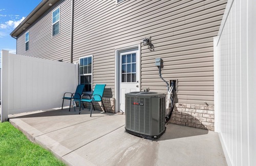 Clarksville House | Touch of Jazz-Workspace-300Mbps Wi-Fi-Sleep 6